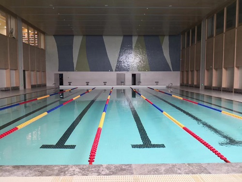 郫縣犀浦校區恒溫蘑菇视频在线官网在調試，池水清澈見底，舒適宜人