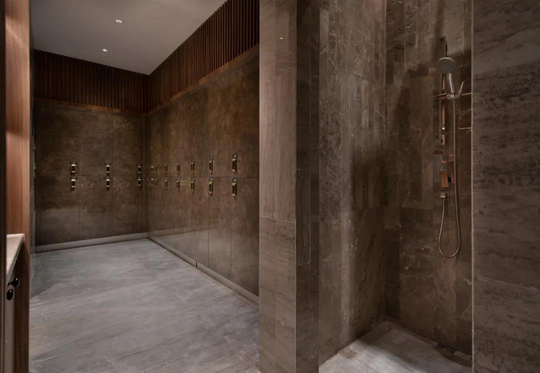 國惠大酒店遊泳館，配備更智能人性化的高端更衣室，以及寬敞潔淨的獨立隔間淋浴室。