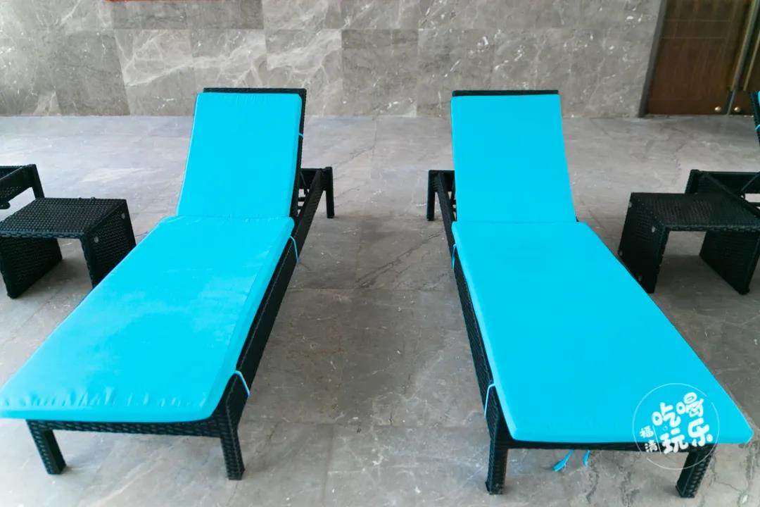 遊累了，蘑菇视频在线官网兩側還設有大量休閑座椅、躺椅，享受愜意片刻。