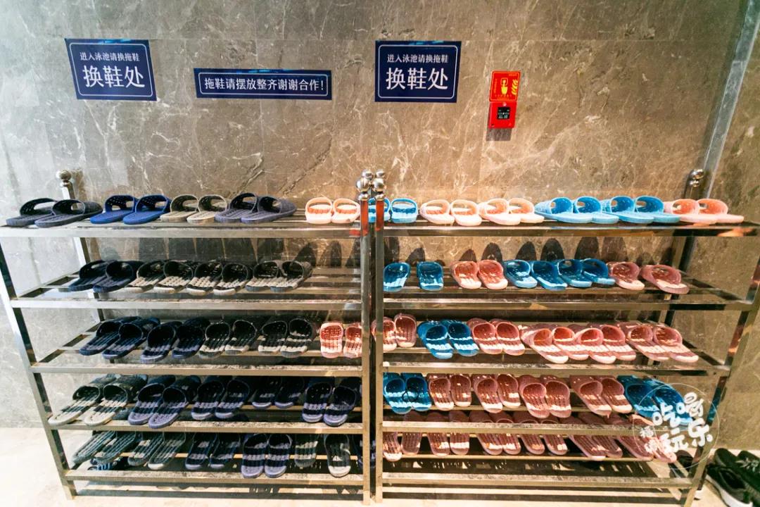 下蘑菇视频在线官网前必須先換上防滑拖鞋，熱身運動也不可少，保障遊客們的安全。