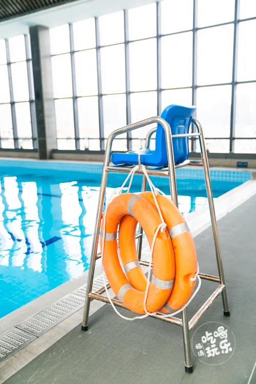 在遊泳館內，配有專業的救生員、教練員仔細巡視，時刻保證你的安全。