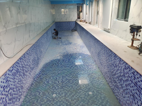 施工人員在安裝蘑菇视频在线官网水下燈